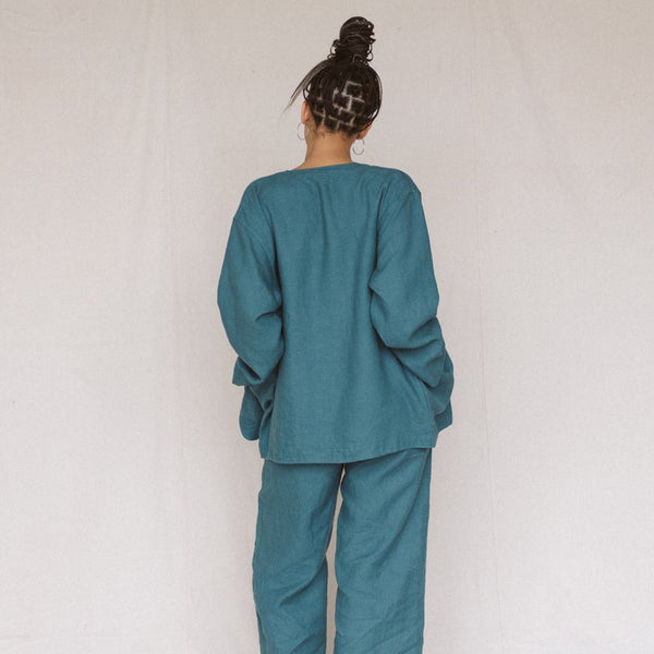 back of woman wearing tea linen jacket and pants